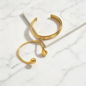 Set di bracciali rigidi aperti dorati in stile INS minimalista, gioielli alla moda per donne.