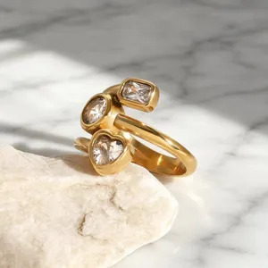 Schicker Zirkonia Edelstahring für Damen, trendiger goldener Nischendesign Schmuck.