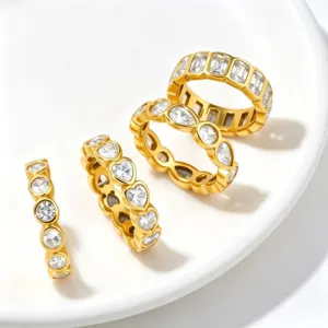Set di anelli in acciaio inossidabile dorato con cuore, baguette e zirconi brillanti.