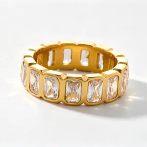 Anello dorato con cristalli taglio baguette brillanti, elegante gioiello in acciaio per donna.