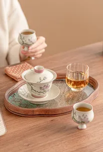 Ensemble de tasses à thé gaiwan en céramique peinte à main avec plateau en bois.