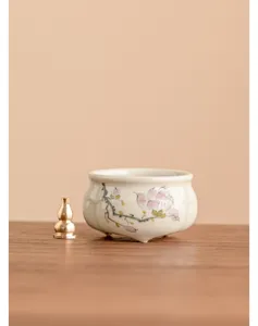 Bruciatore di incenso in ceramica con magnolia dipinta a mano e supporto in ottone elegante.