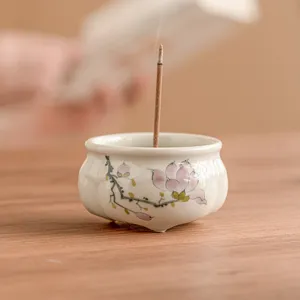 Bruciatore di incenso in ceramica a treppiede con magnolia dipinta a mano per decorazione casa.