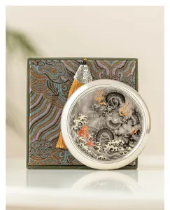 Vue détaillée du support de couvercle de théière en argent 999 avec relief de dragon.