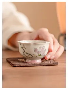 Taza de té de cerámica pintada a mano con exquisito patrón de magnolia y platillo.