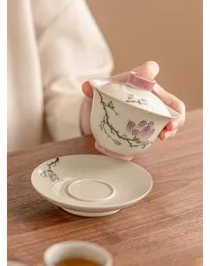 Tasse à thé gaiwan en céramique peinte à la main avec magnolia rose pour le thé.