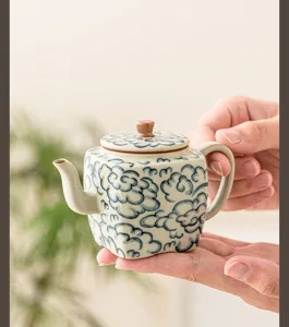 Gros plan de la théière en céramique avec motif de nuages bleus traditionnels et belle finition.