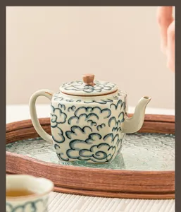 Vue détaillée de la théière en céramique céladon au joli motif de nuages traditionnels
