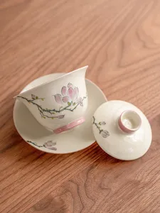 Ensemble de tasses à thé Gaiwan en céramique peinte à la main avec motif de magnolia rose.