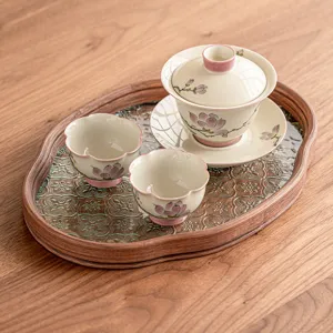 Service à thé gaiwan en céramique peinte à la main avec deux tasses et plateau en bois.