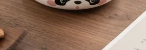 Dettaglio colino da tè panda in ceramica squisito, ottima fattura, elegante accessorio per tè.