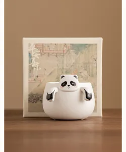 Dettaglio filtro tè in ceramica panda carino, accessorio colino da tè creativo.