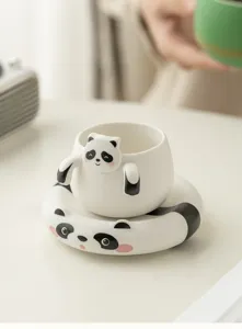 Dettaglio infusore da tè panda in ceramica carino, tazza e piattino colino da tè.