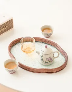 Detalle del juego de tetera y tazas de cerámica de magnolia pintada a mano, arte del té.