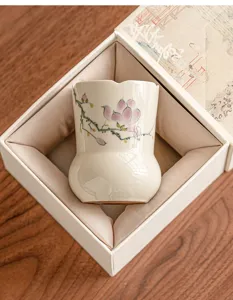 Handbemalte Keramikteetasse mit filigranem Blumenmuster in edler Geschenkschachtel verpackt.