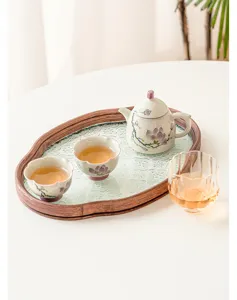 Juego de té chino de cerámica pintado a mano con una tetera y dos tazas de diseño de magnolia.