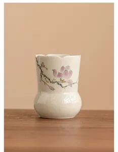 Handbemalter Keramik Teebehälter, elegantes Blumenmuster, traditionelles chinesisches Teezubehör.