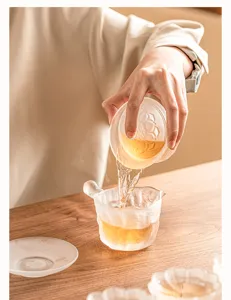 Mat glas lotus kung fu theeset gaiwan en theekop detailweergave voor de woonkamer thuis.