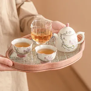 Juego de té kung fu de cerámica con magnolia pintada a mano y bandeja de madera elegante.