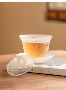 Gematteerd lotus glas gaiwan theekop set, elegant detail dat prachtig vakmanschap toont.