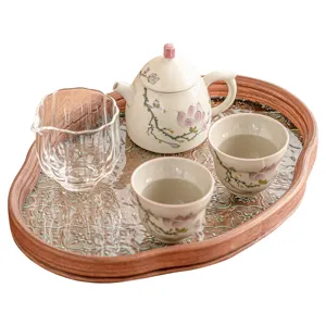 Juego de té de cerámica con magnolia pintada a mano, tetera, tazas y bandeja de madera.