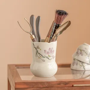 Handgemaltes Keramik Teezubehör Set mit feinem chinesischem Blumenmuster für die Teezeremonie.