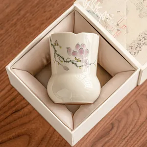 Handgemachte Keramik Teetasse mit Magnolienblüten-Muster im edlen Geschenkset für Teeliebhaber.