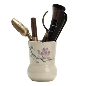 Handbemaltes Keramik Teedose Set mit Holz- und Metall-Teezubehör für die traditionelle Teezeremonie.