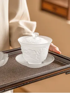 Prachtig gedetailleerd overzicht van de matte glazen lotustheset, elegante theeceremonie rekwisiet.