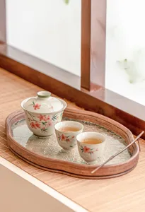 Ensemble de thé kung fu en céramique avec gaiwan et deux tasses, motif fleur de pêcher.