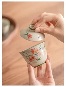 Tasse à thé gaiwan en céramique peinte à la main avec motif floral pour la cérémonie du thé.