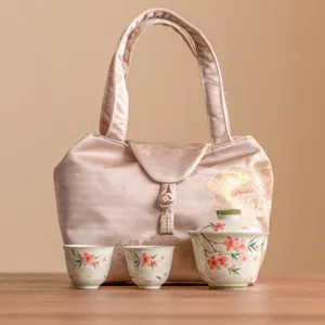 Service à thé Kung Fu en céramique à motif de fleurs de pêcher avec sac de rangement.