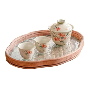 Set de thé kung fu en céramique avec fleurs de pêcher, gaiwan, deux tasses et plateau en bois.