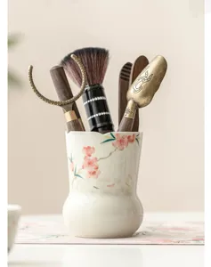 Boîte à thé en céramique peinte à la main avec outils de cérémonie en bois et laiton.