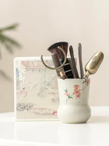 Ensemble de thé peint à la main avec support en céramique et accessoires en bois pour cérémonie.