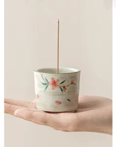 Bruciaincenso in ceramica dipinto a mano con delicato disegno di fiori di pesco.