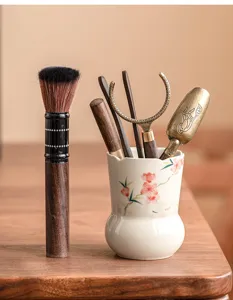 Porte-ustensiles à thé en céramique avec détail de fleurs de pêcher pour cérémonie.