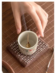 Bruciatore di incenso in ceramica dipinto a mano con supporto in ottone e tappetino per casa.