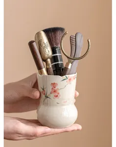 Ensemble d'accessoires de thé en céramique peints à la main pour cérémonie du thé.