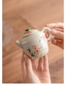 Tetera de cerámica pintada a mano para viajes con delicados diseños de flor de durazno.