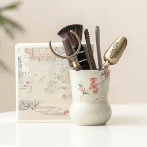 Ensemble de cérémonie du thé aux fleurs de pêche avec support céramique et outils en bois.