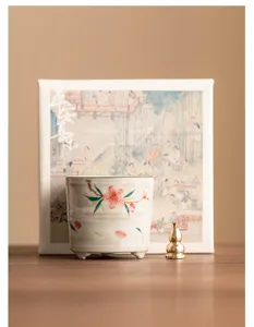 Bruciatore di incenso a treppiede in ceramica con fiore di pesco dipinto a mano e supporto.