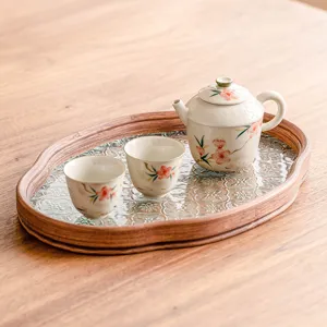 Juego de té con tetera de cerámica pintada a mano y dos tazas con bandeja de madera principal