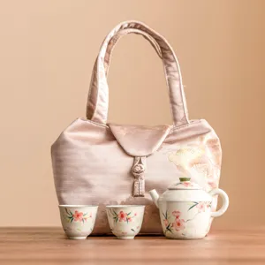 Juego de té portátil de cerámica con una tetera y dos tazas, diseño de flores de durazno.