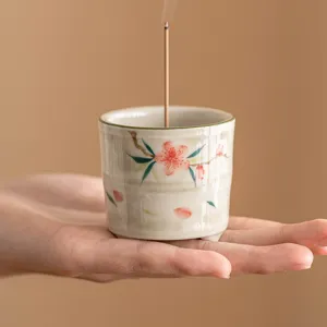 Bruciatore di incenso a treppiede in ceramica con fiori di pesco, aromaterapia elegante.