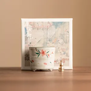 Bruciatore di incenso in ceramica dipinto a mano con supporto in ottone per uso domestico.