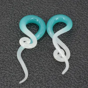 Detailansicht von zweifarbigen Glas Ohrdehnern mit einzigartigem Spiraldesign, stilvoll.