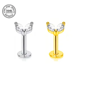 Detailaufnahme eines 316L Edelstahl Labret Piercings mit funkelnden Zirkonia Steinen.