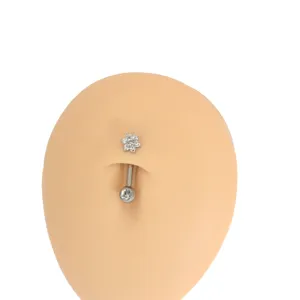 Piercing per ombelico in titanio con design a fiore in zircone brillante per il corpo.
