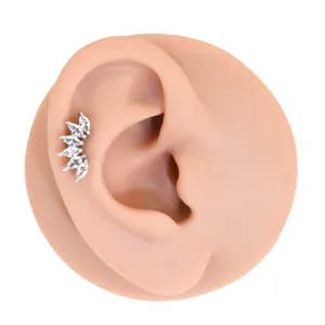 Detailaufnahme eines Edelstahl Piercing Steckers mit funkelnden Zirkonia Steinen im Markisenschliff.